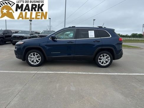 Used 2018 Jeep Cherokee Latitude Plus w/ Comfort/Convenience Group image 3