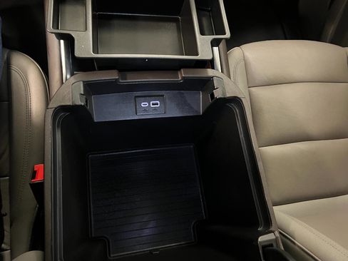 Used 2025 Chevrolet Suburban LT image 63