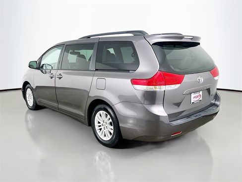 Used 2013 Toyota Sienna XLE image 17
