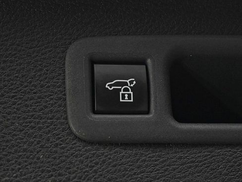 Used 2025 Toyota Sienna XLE image 18