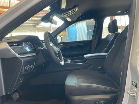 Used 2025 Jeep Grand Cherokee Laredo RWD image 10