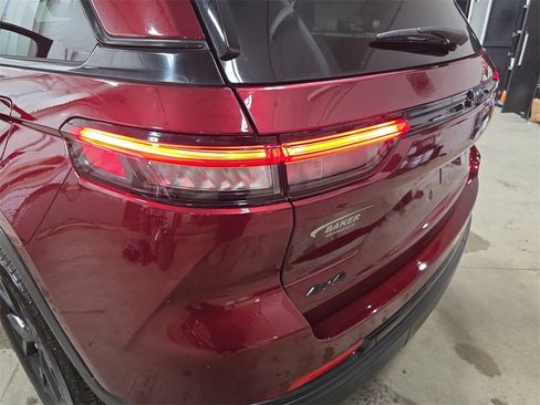 Used 2024 Jeep Grand Cherokee Altitude image 32