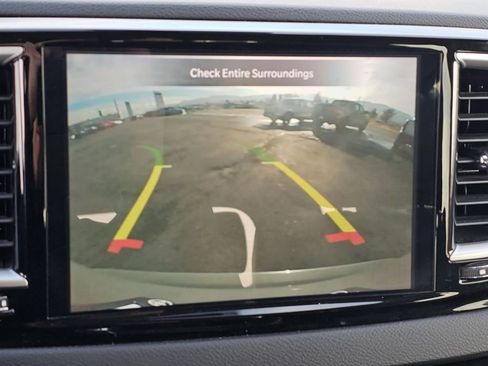 Used 2023 Chrysler Pacifica Touring-L image 8