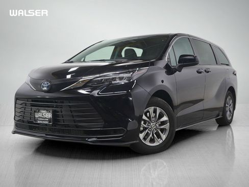 Used 2024 Toyota Sienna LE image 1