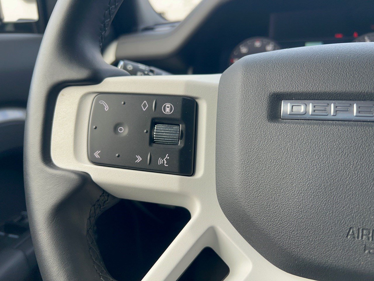 Used 2026 Land Rover Defender 110 X-Dynamic SE AWD/4WD image 18