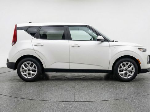 Used 2025 Kia Soul LX w/ LX Technology Package FWD image 11