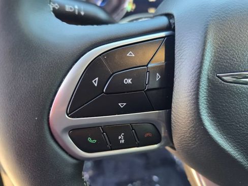 Used 2025 Chrysler Pacifica Select FWD image 26