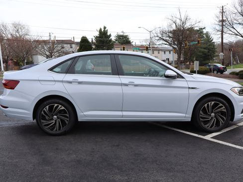 Used 2019 Volkswagen Jetta SEL Premium image 2