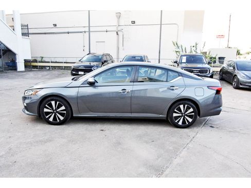 Used 2021 Nissan Altima 2.5 SV FWD image 4