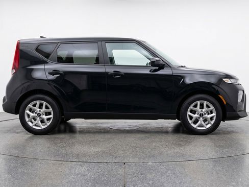Used 2025 Kia Soul LX w/ LX Technology Package FWD image 11
