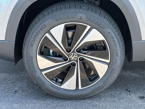 New 2025 Volkswagen Taos SE image 6
