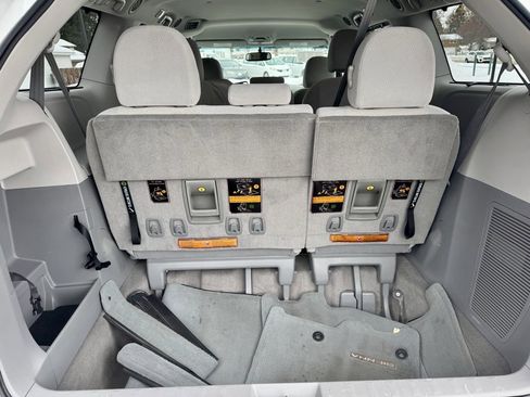 Used 2014 Toyota Sienna LE image 12
