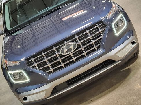 Used 2021 Hyundai Venue FWD image 19