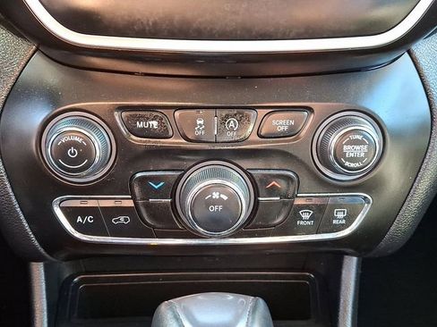 Used 2019 Jeep Cherokee Latitude Plus w/ Cold Weather Group image 17