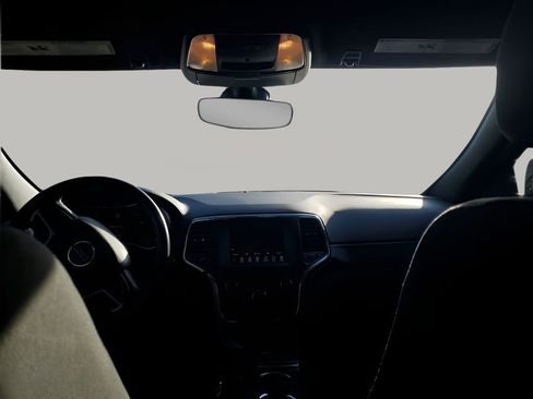 Used 2018 Jeep Grand Cherokee Laredo image 23