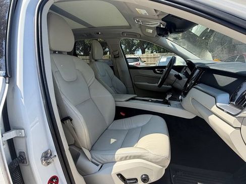 Used 2018 Volvo XC60 T5 Momentum w/ Convenience Package AWD/4WD image 13