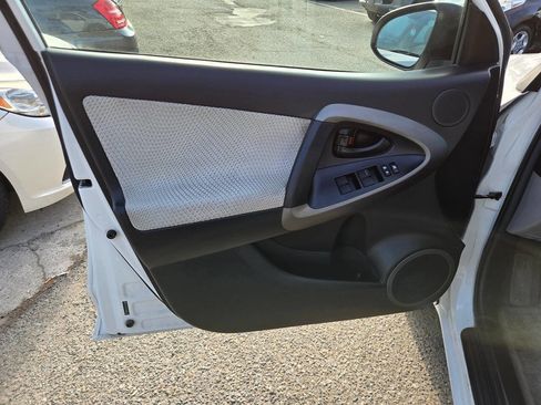 Used 2012 Toyota RAV4 EV image 19