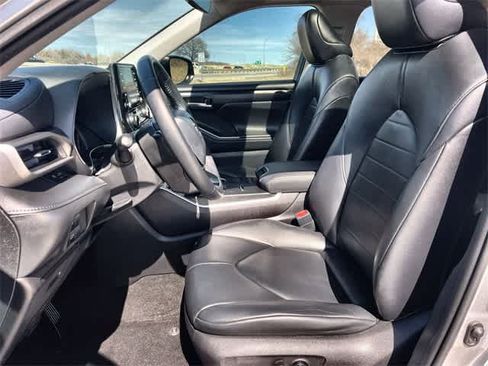Used 2020 Toyota Highlander XLE image 11