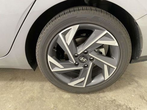 Certified 2025 Hyundai Elantra Limited image 9