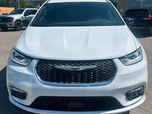 Used 2026 Chrysler Pacifica Select FWD image 2