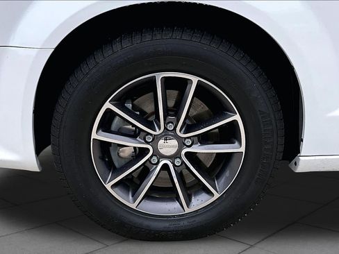 Used 2016 Dodge Grand Caravan SXT FWD image 17