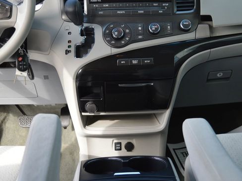 Used 2011 Toyota Sienna LE image 38