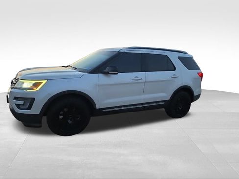 Used 2016 Ford Explorer XLT w/ Equipment Group 202A AWD/4WD image 17