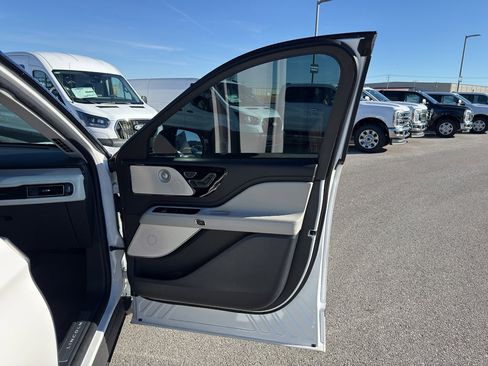 Used 2025 Lincoln Aviator Reserve w/ Equipment Group 201A image 16