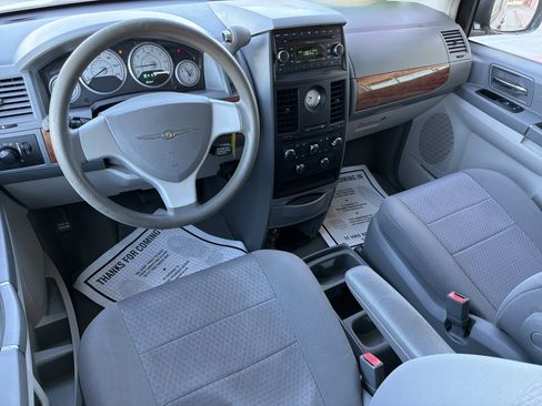 Used 2008 Chrysler Town & Country LX image 12