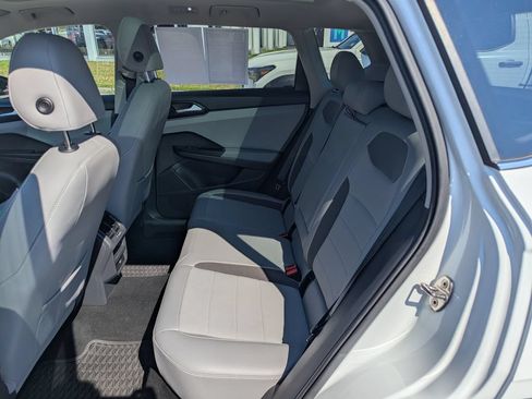 Used 2023 Volkswagen Taos SE w/ Panoramic Sunroof Package FWD image 18