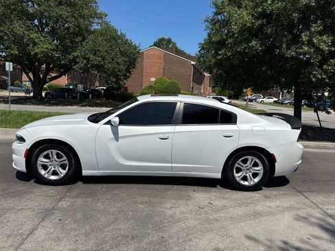 Used 2020 Dodge Charger SXT w/ Leather Interior Group RWD image 3