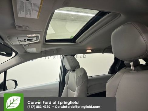 Used 2025 Toyota Sienna XLE image 28