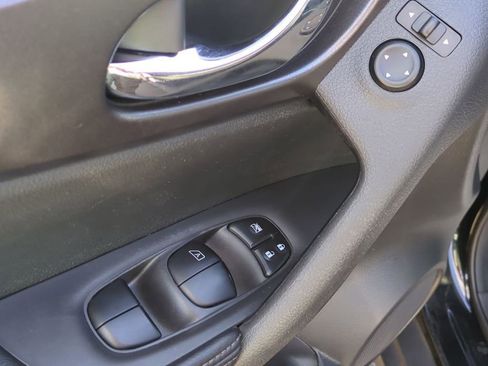 Used 2016 Nissan Rogue SV w/ SV Premium Package image 12