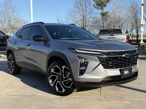 Used 2024 Chevrolet Trax RS w/ Driver Confidence Package image 2