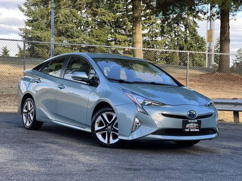 Used 2016 Toyota Prius Four Touring FWD image 2