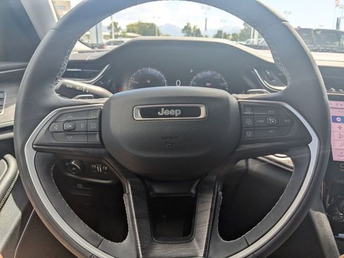 Used 2022 Jeep Grand Cherokee Limited w/ Luxury Tech Group II AWD/4WD image 18
