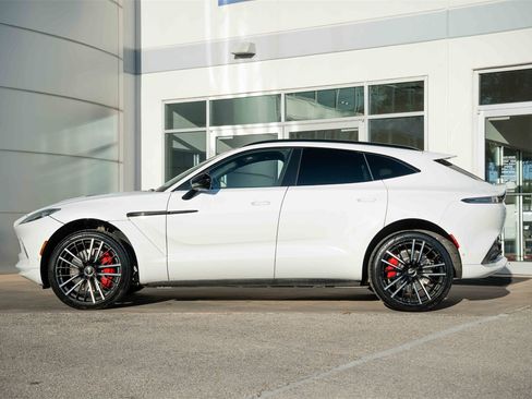 Used 2022 Aston Martin DBX image 9