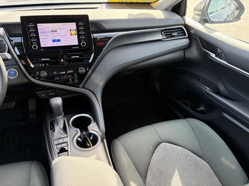 Used 2022 Toyota Camry LE image 5