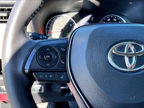 Used 2022 Toyota RAV4 XLE Premium image 23