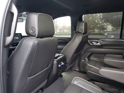 Used 2024 GMC Yukon XL SLT w/ SLT Luxury Package image 9