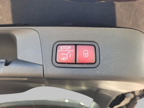 Used 2024 Mercedes-Benz GLB 250 w/ Driver Assistance Package image 10