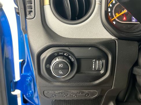 Used 2024 Jeep Gladiator Sport image 17