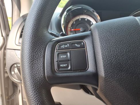 Used 2018 Dodge Grand Caravan SE w/ UConnect Hands-Free Group FWD image 13