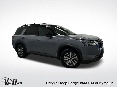 Used 2022 Nissan Pathfinder SL image 1