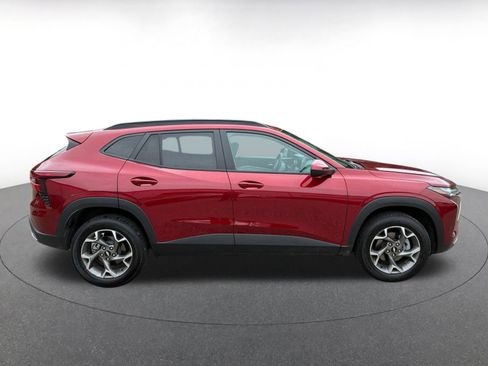 Used 2025 Chevrolet Trax LT FWD image 15