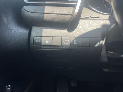 Used 2019 Toyota Camry SE w/ Convenience Package FWD image 13