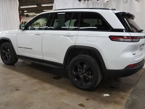 Used 2024 Jeep Grand Cherokee Limited w/ Luxury Tech Group II AWD/4WD image 10