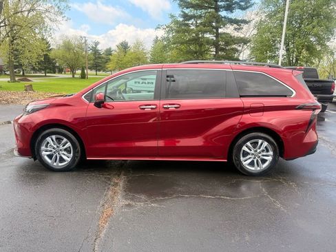Used 2025 Toyota Sienna XLE w/ XLE Plus Package AWD/4WD image 6