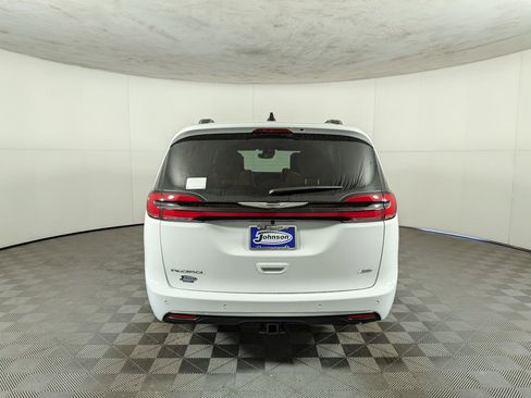 New 2026 Chrysler Pacifica Pinnacle w/ Trailer Tow Group AWD/4WD image 8