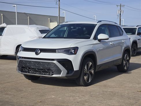 Used 2025 Volkswagen Taos SE image 3